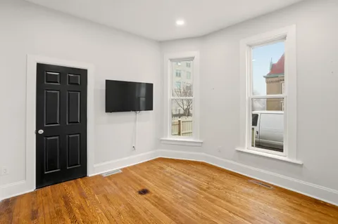 $1,900 | 1119 East Knapp Street, Unit LOWR, Milwaukee, WI 53202