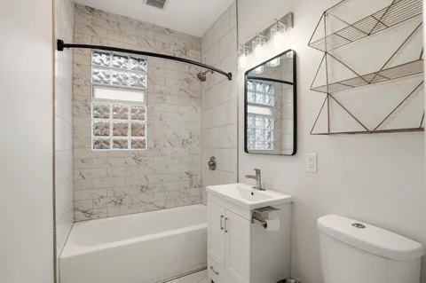 $1,900 | 1119 East Knapp Street, Unit LOWR, Milwaukee, WI 53202