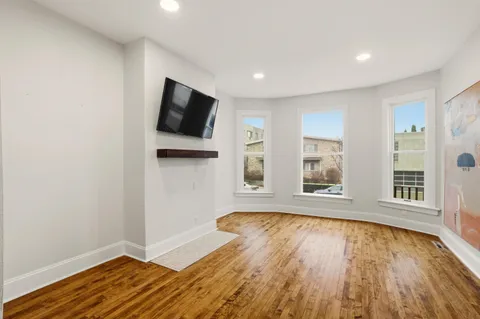 $1,900 | 1119 East Knapp Street, Unit LOWR, Milwaukee, WI 53202