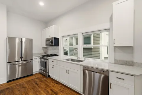 $1,900 | 1119 East Knapp Street, Unit LOWR, Milwaukee, WI 53202