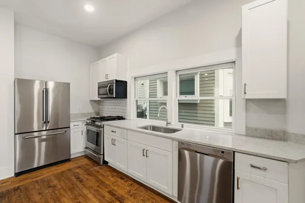 $1,900 | 1119 East Knapp Street, Unit LOWR, Milwaukee, WI 53202