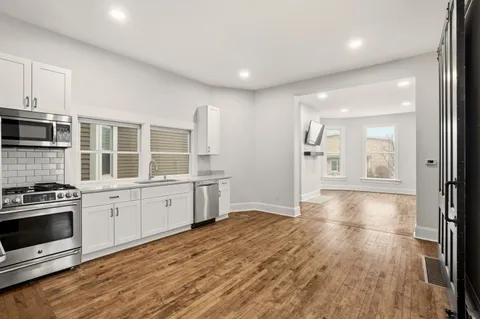 $1,900 | 1119 East Knapp Street, Unit LOWR, Milwaukee, WI 53202