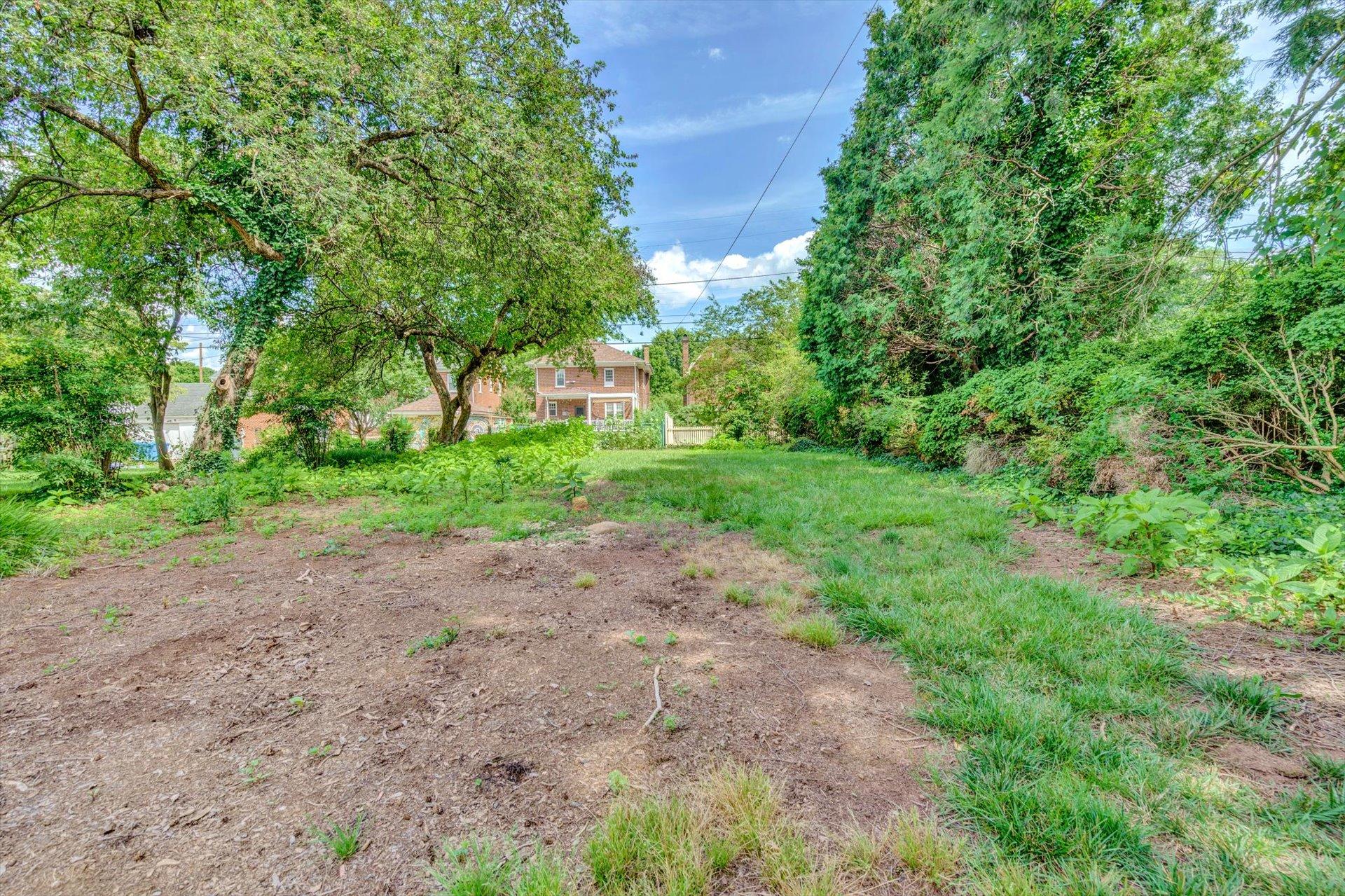 1842 Arlington Road Southwest Roanoke, VA 24015 - Photo 39 of 43 37-SHOWS GREAT-206