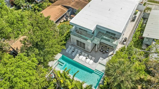 a view of a backyard