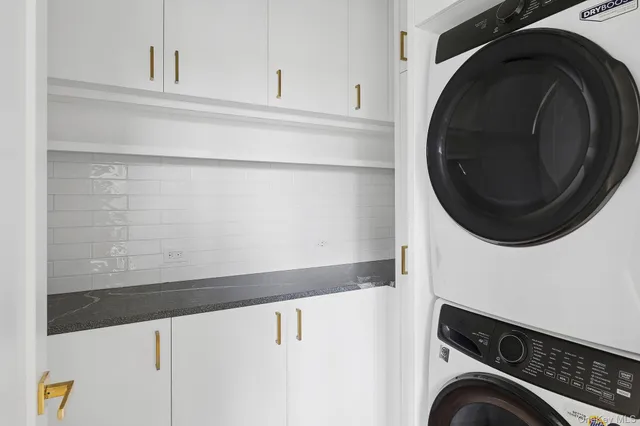 a close up view of a washer and dryer