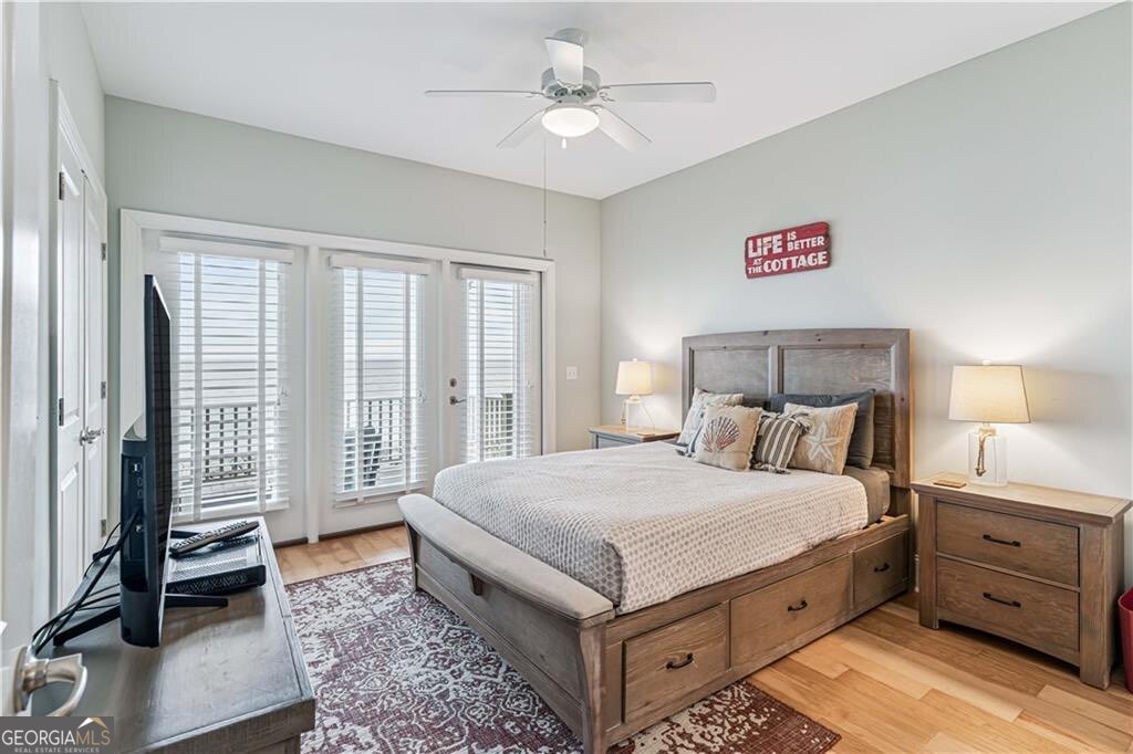 172 Turtle Track Lane, Unit OCEAN Jekyll Island, GA 31527 - Photo 25 of 51 a bedroom with a large bed and a chandelier