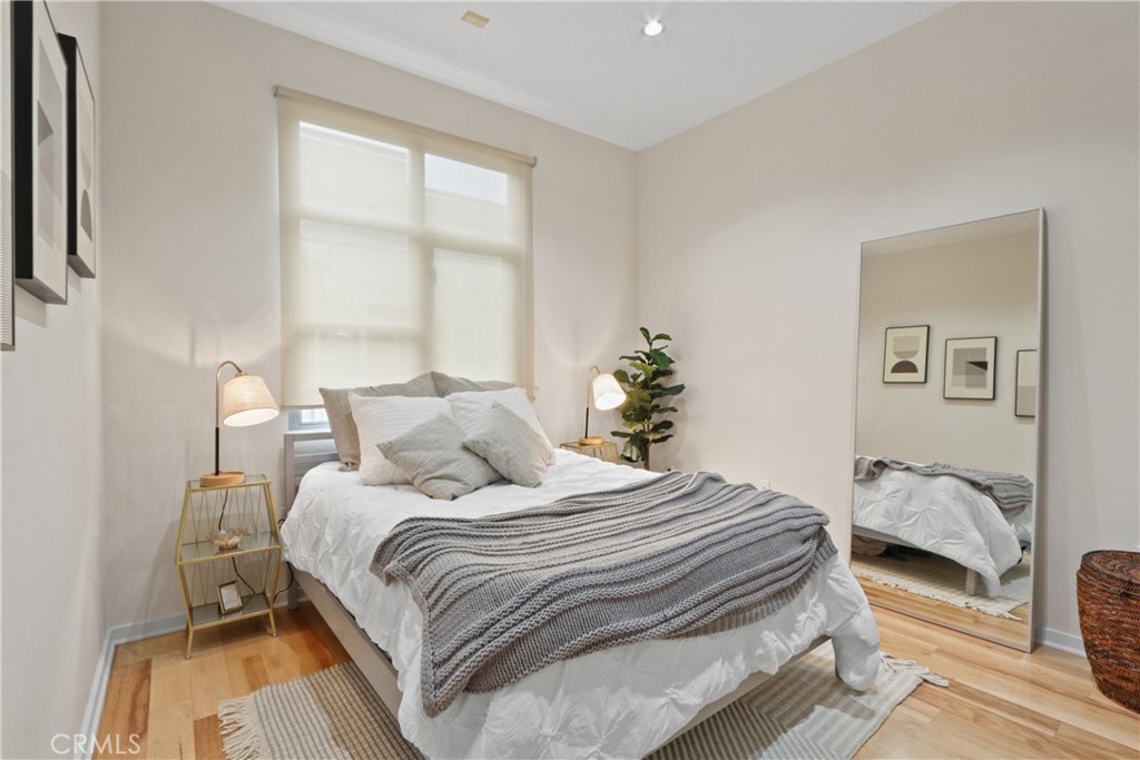 133 The Promenade North, Unit 402 Long Beach, CA 90802 - Photo 2 of 26 a bedroom with a bed and wooden floor