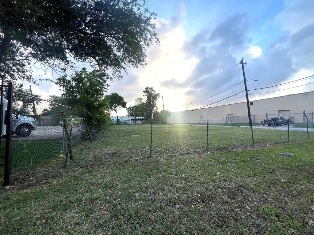 2002 Telephone Road Houston, TX 77023 - Photo 2 of 8 a view of a park
