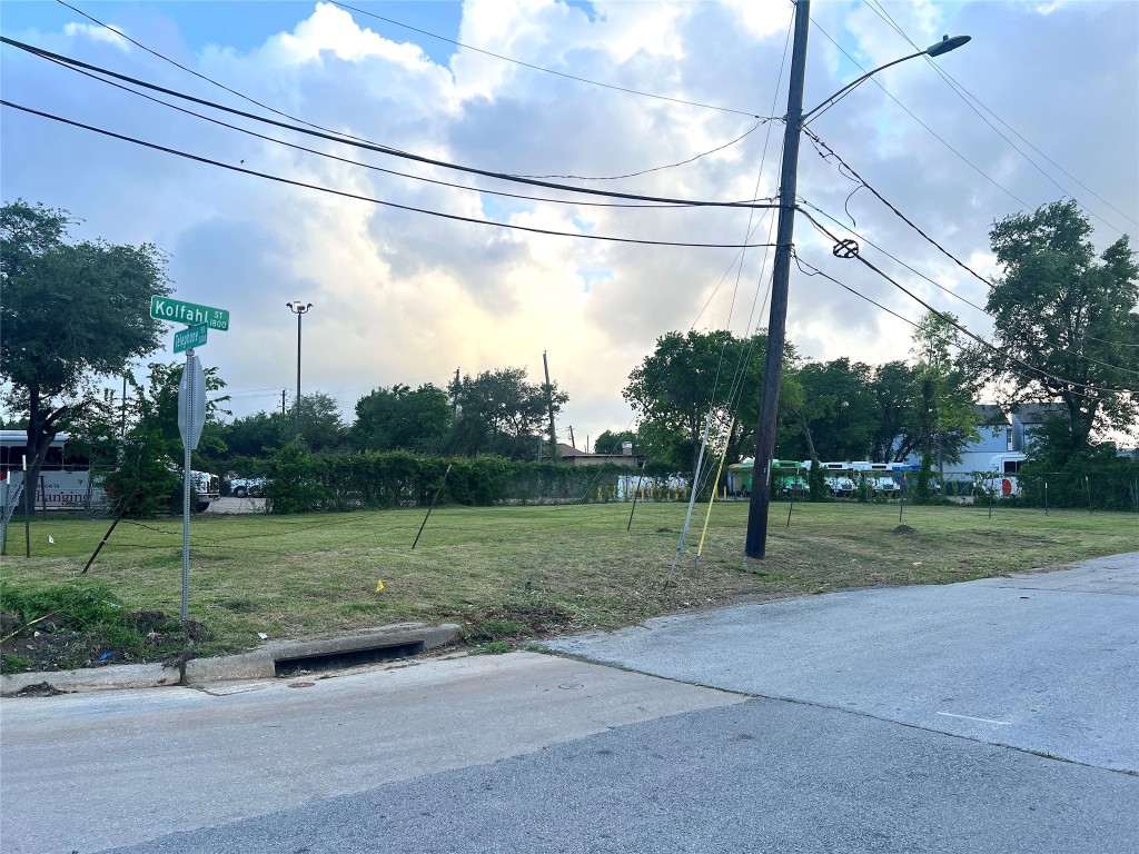 2002 Telephone Road Houston, TX 77023 - Photo 4 of 8 a view of a park