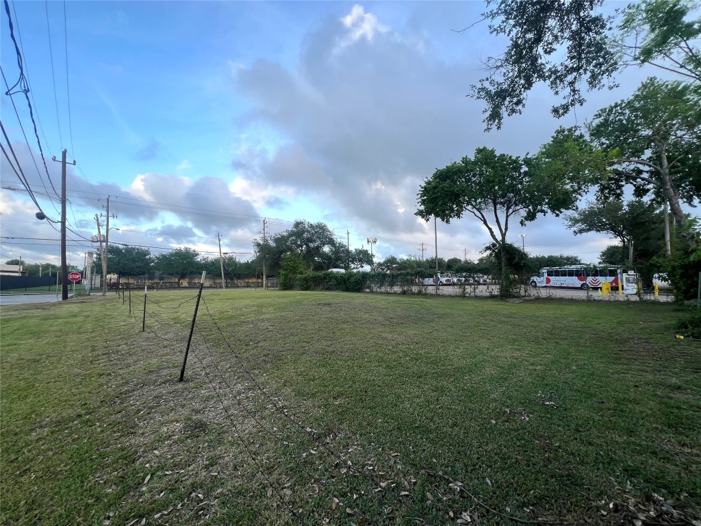 2002 Telephone Road Houston, TX 77023 - Photo 6 of 8 a view of a park