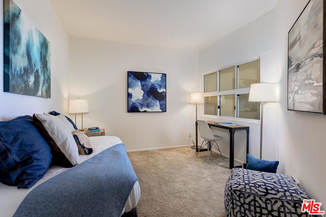 255 Main Street, Unit 207 Venice, CA 90291 - Photo 11 of 19 a bedroom with furniture and a lamp