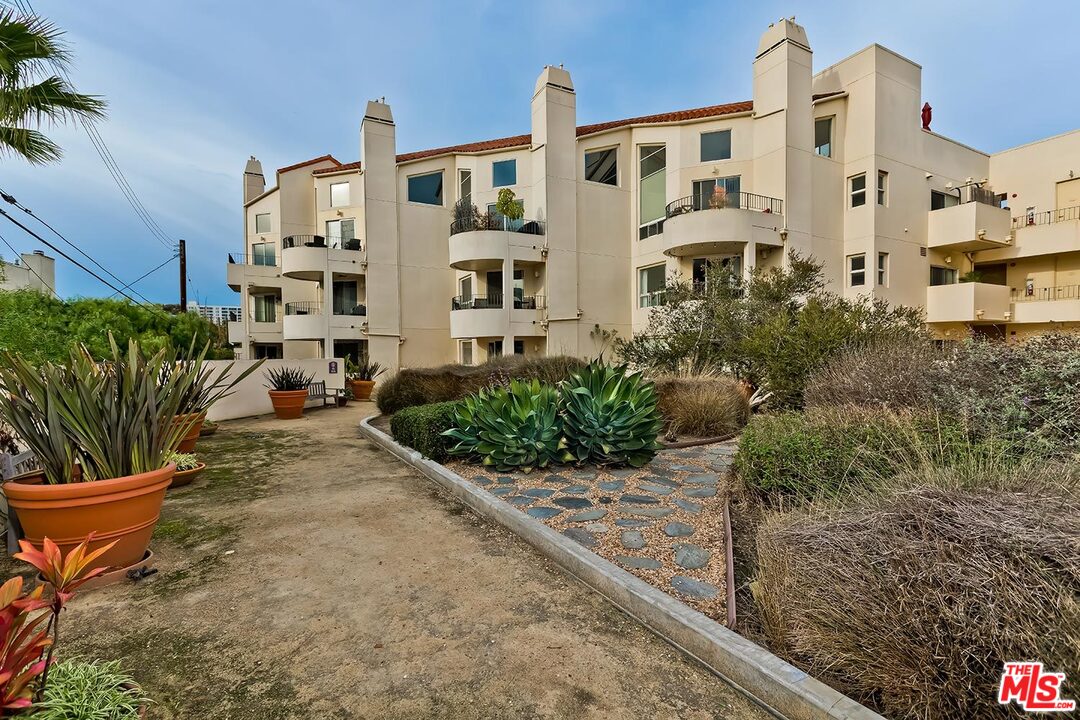 255 Main Street, Unit 207 Venice, CA 90291 - Photo 15 of 19 a view of a street with potted plants