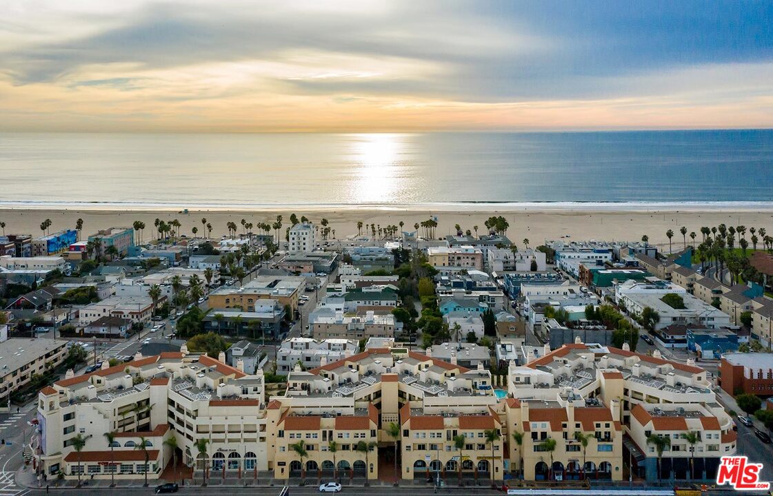 255 Main Street, Unit 207 Venice, CA 90291 - Photo 16 of 19 a view of a city