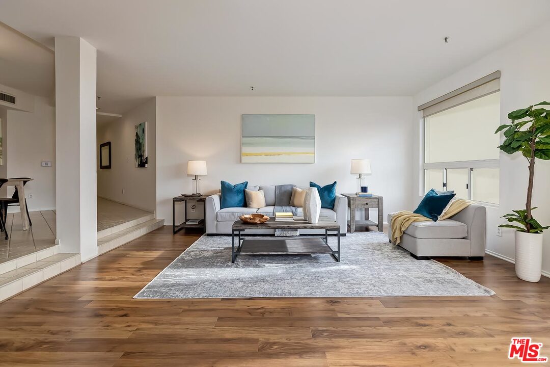255 Main Street, Unit 207 Venice, CA 90291 - Photo 4 of 19 a living room with furniture and a potted plant