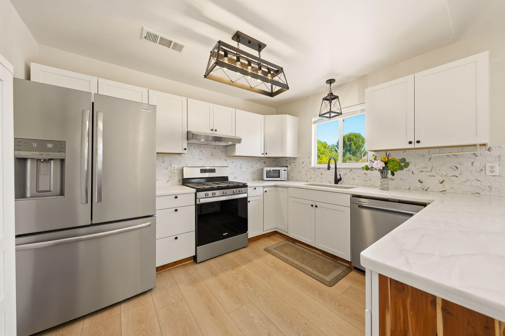 1803 Stetson Way Redding, CA 96003 - Photo 11 of 32 Bright and Open Kitchen