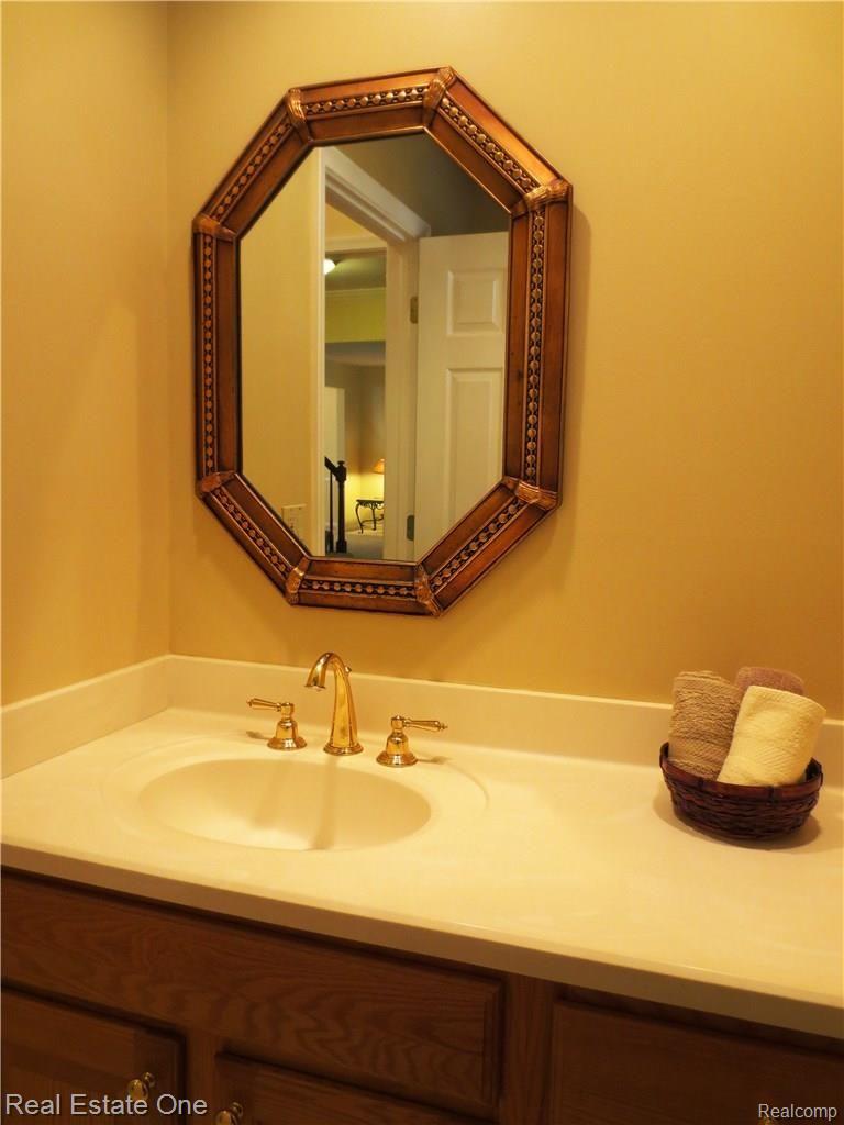 764 Spartan Drive Rochester, MI 48309 - Photo 42 of 50 Powder room off foyer