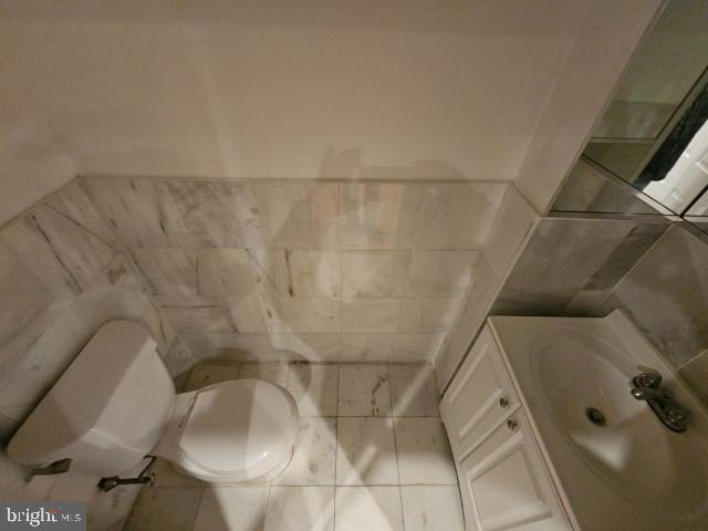 3025 Redner Street Philadelphia, PA 19121 - Photo 7 of 15 a bathroom with a toilet and a tub