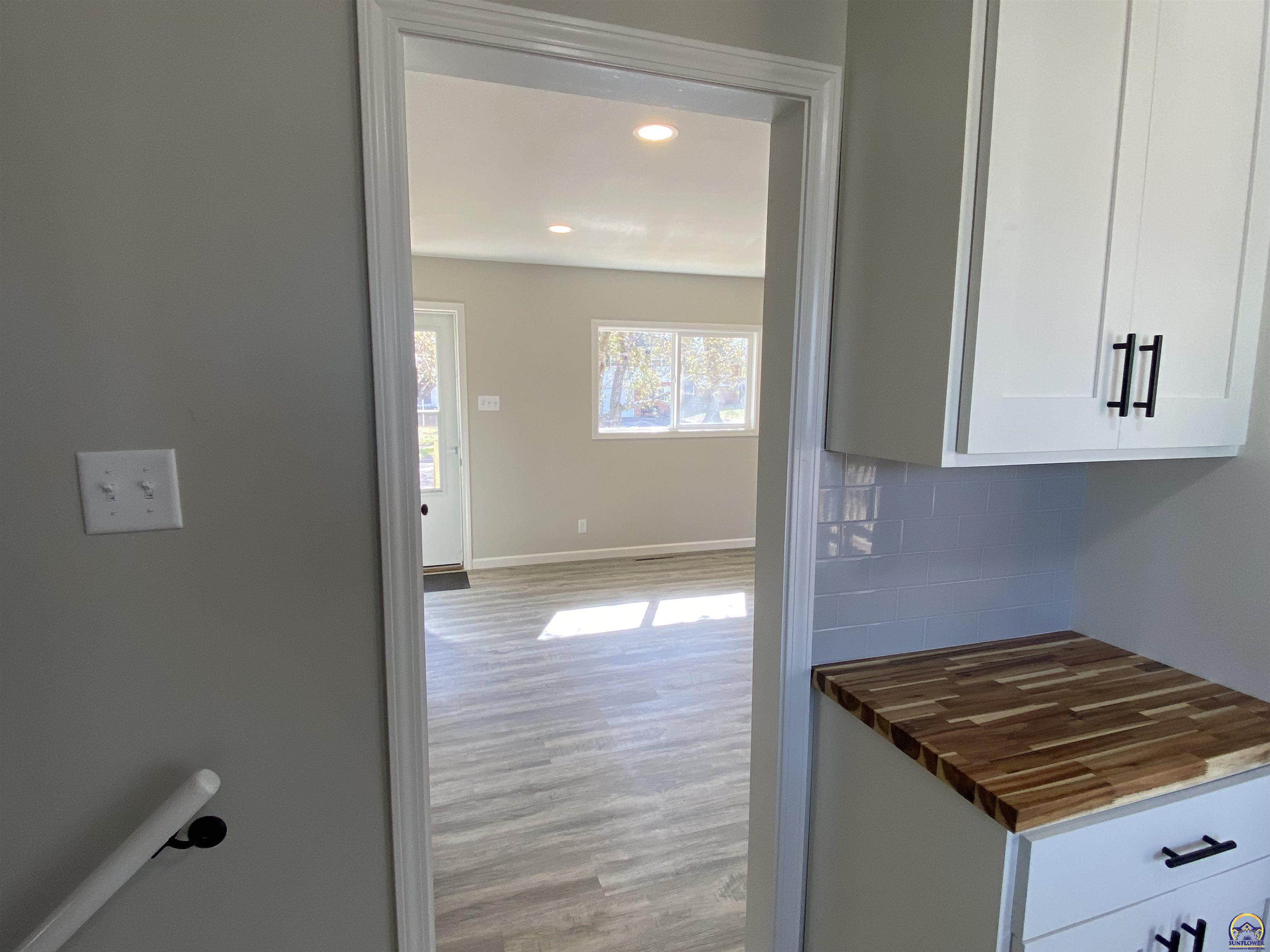 2817 Southwest Sunset Road Topeka, KS 66614 - Photo 12 of 46