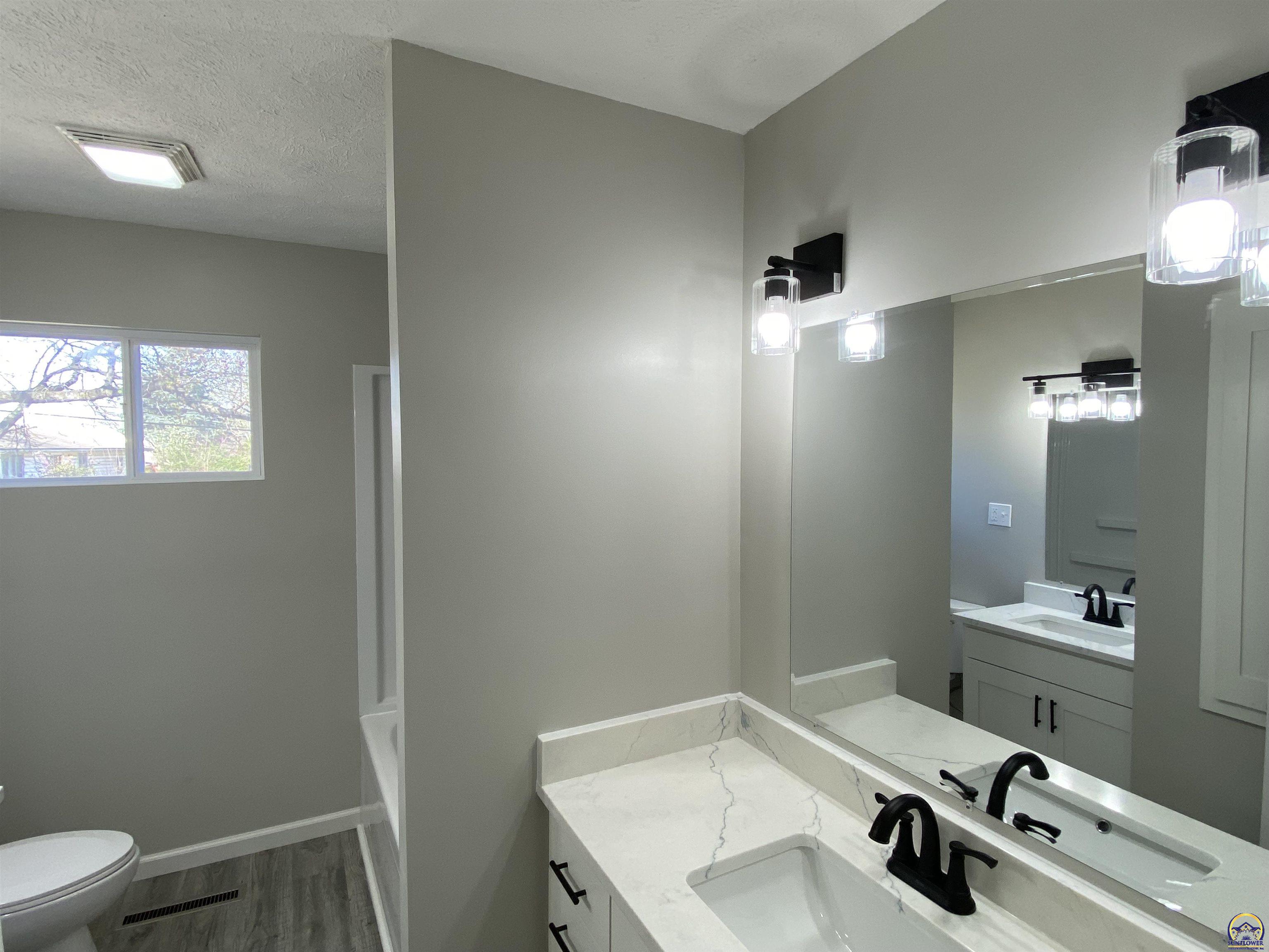 2817 Southwest Sunset Road Topeka, KS 66614 - Photo 16 of 46