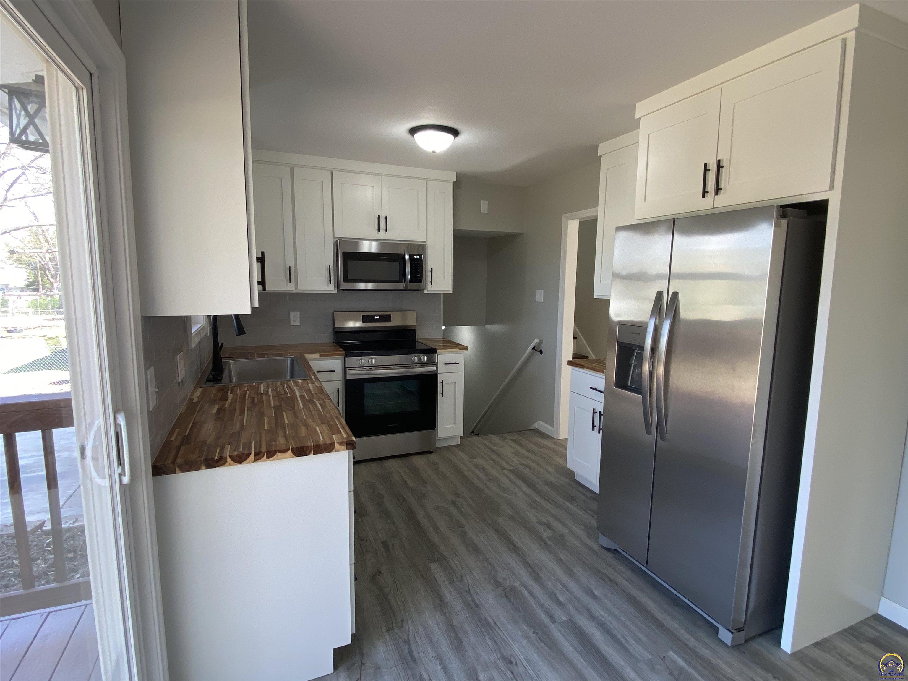 2817 Southwest Sunset Road Topeka, KS 66614 - Photo 7 of 46