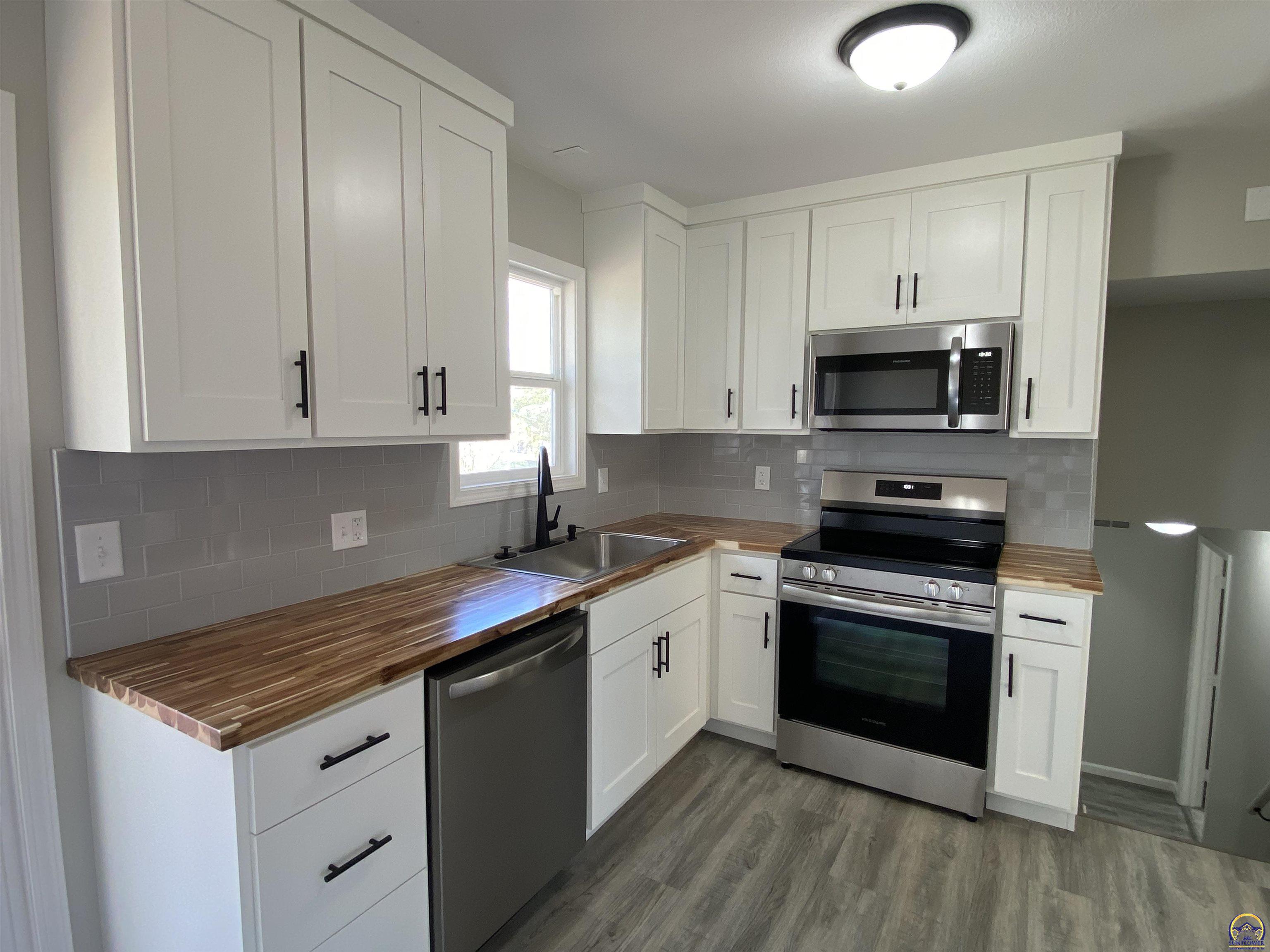 2817 Southwest Sunset Road Topeka, KS 66614 - Photo 8 of 46