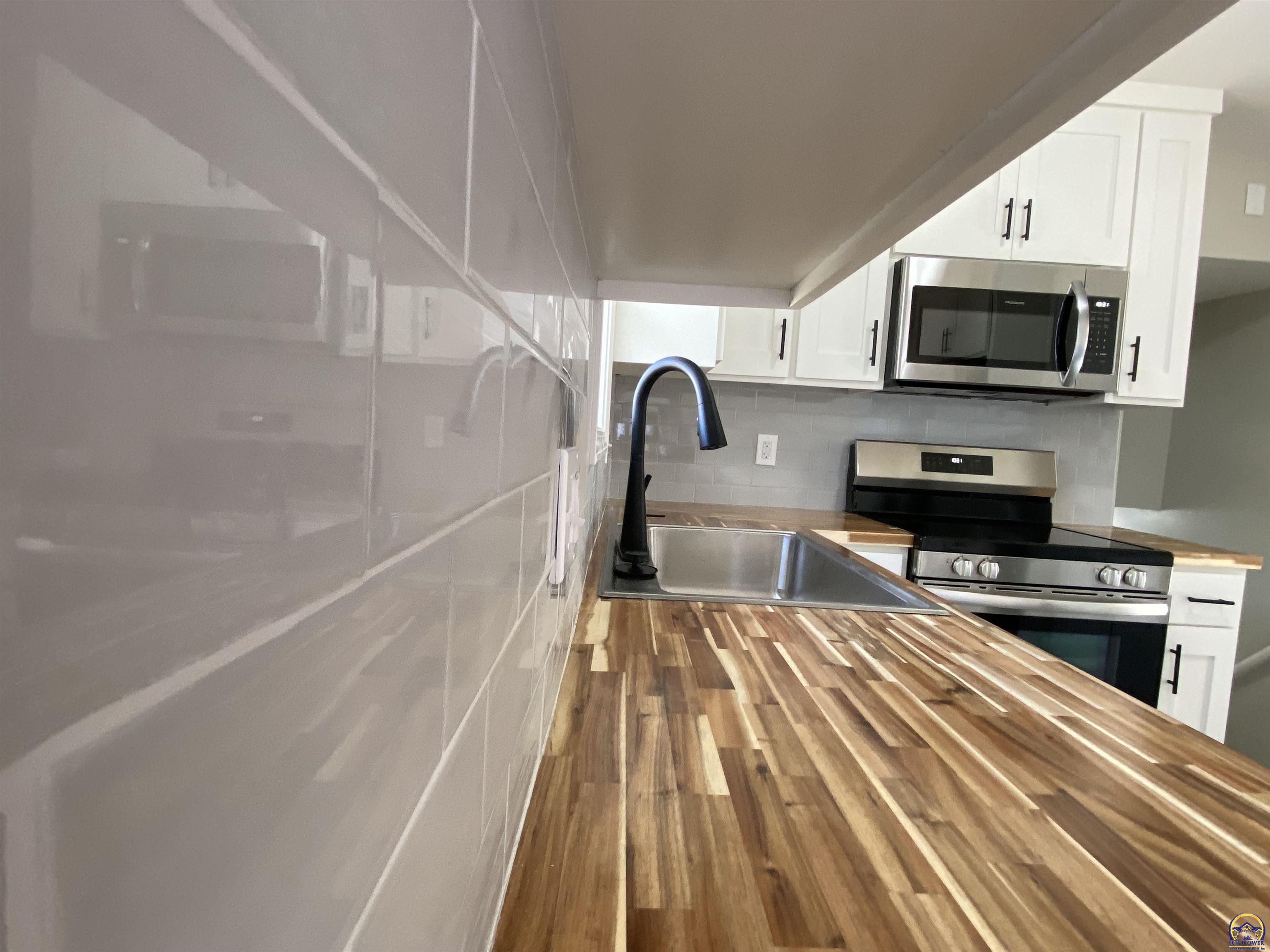 2817 Southwest Sunset Road Topeka, KS 66614 - Photo 9 of 46