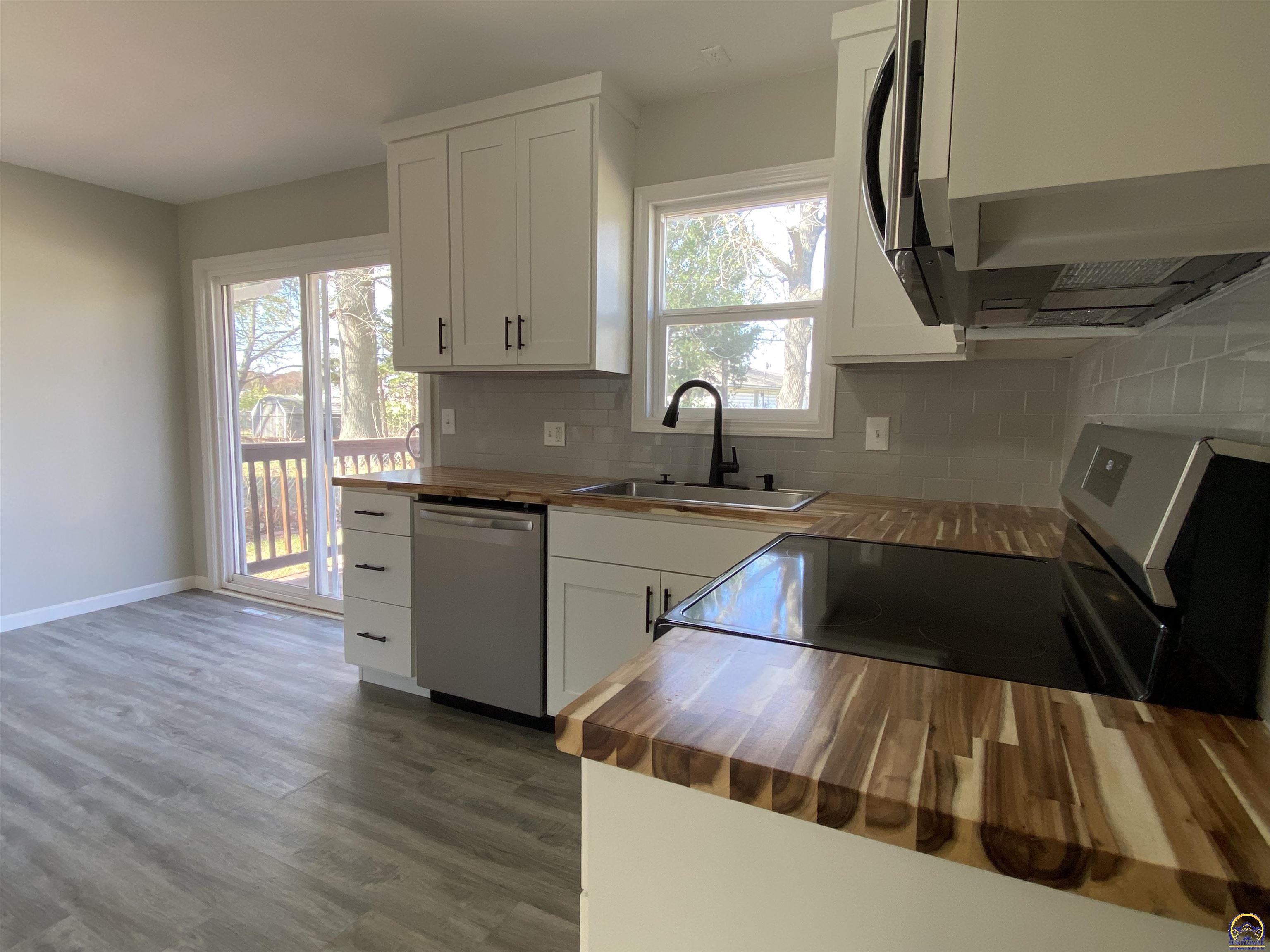 2817 Southwest Sunset Road Topeka, KS 66614 - Photo 10 of 46