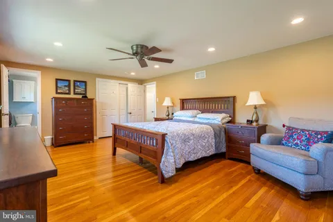 a bed room with a bed and a dresser
