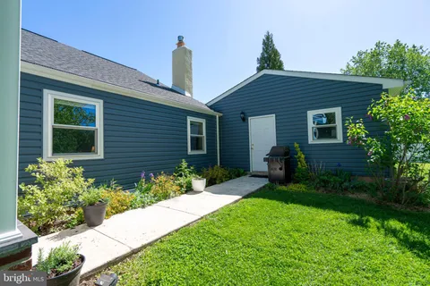 a view of a house with a backyard