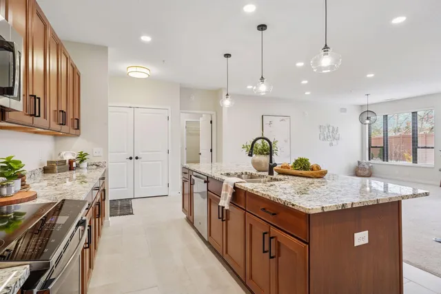 $499,900 | 1948 Wayzata Boulevard, Unit 114, Long Lake, MN 55356