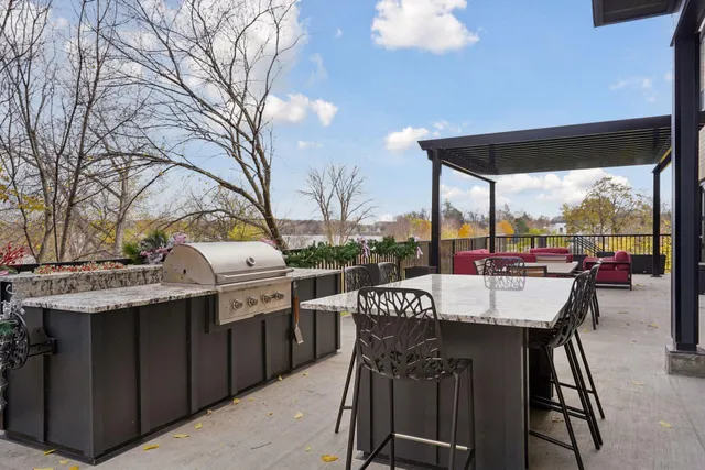 $499,900 | 1948 Wayzata Boulevard, Unit 114, Long Lake, MN 55356