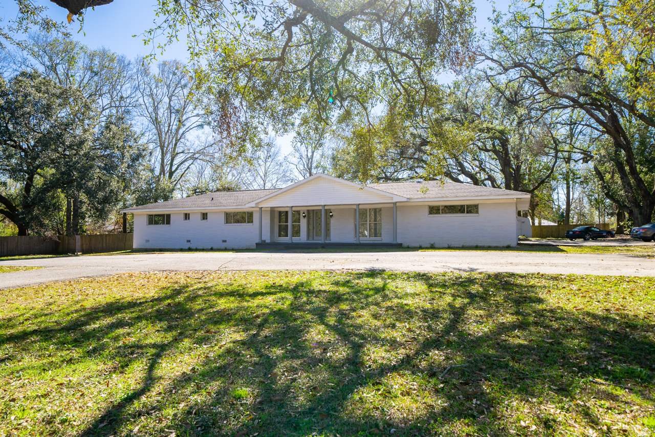 710 East Laurel Avenue Foley, AL 36535 - Photo 1 of 16