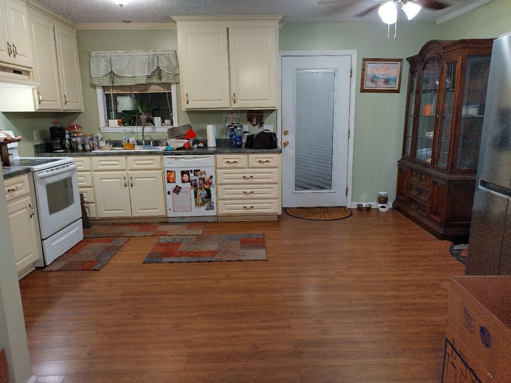 1306 Fleetwood Road Dothan, AL 36305 - Photo 4 of 19 kitchen