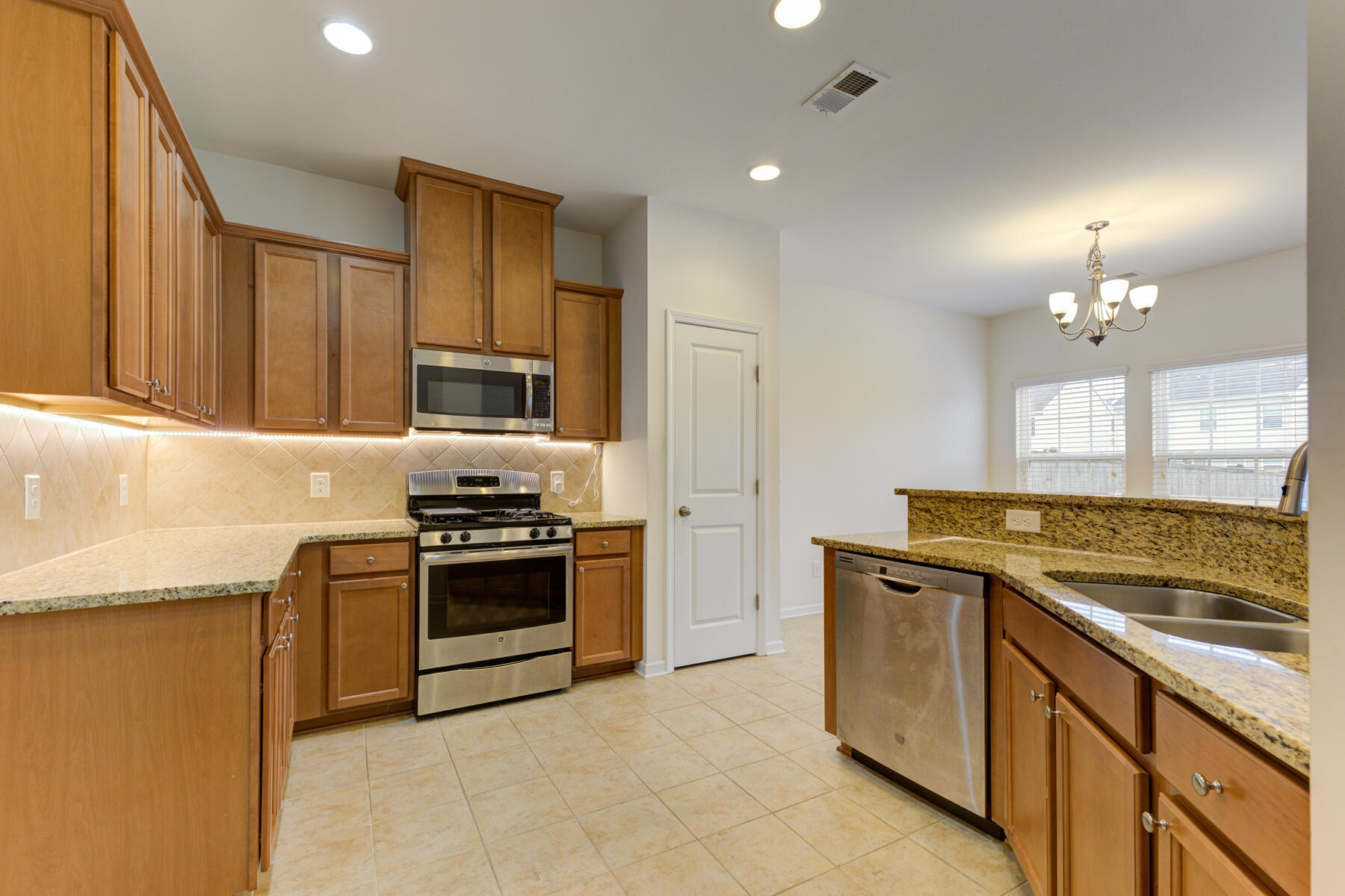 316 Beautyberry Road Summerville, SC 29486 - Photo 6 of 42 316 Beautyberry Rd, Summerville SC (17)