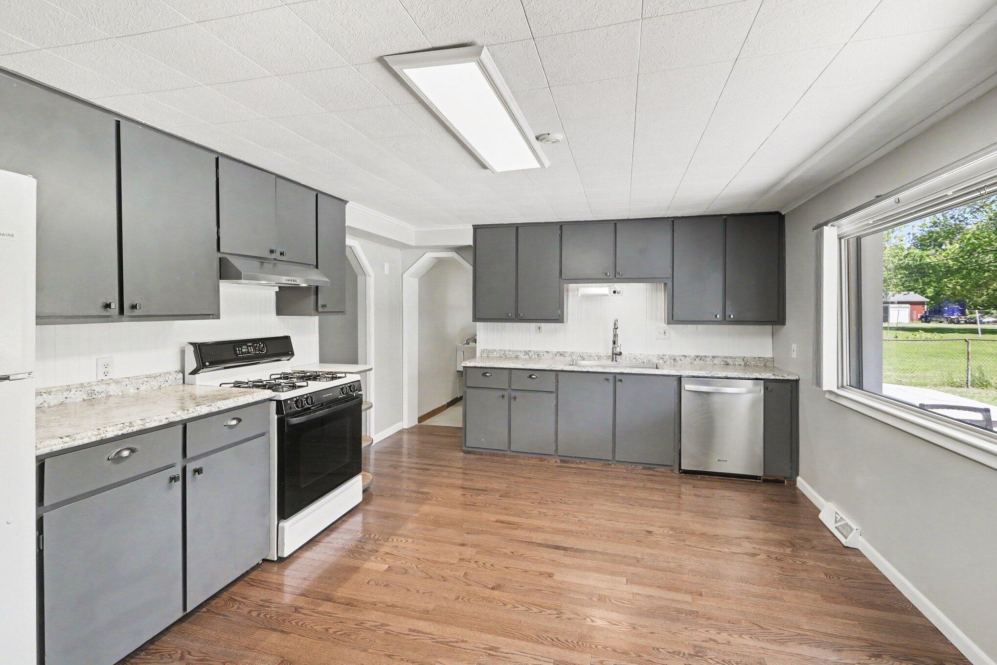 28269 Goddard Road Romulus, MI 48174 - Photo 6 of 28 008_file_8851
