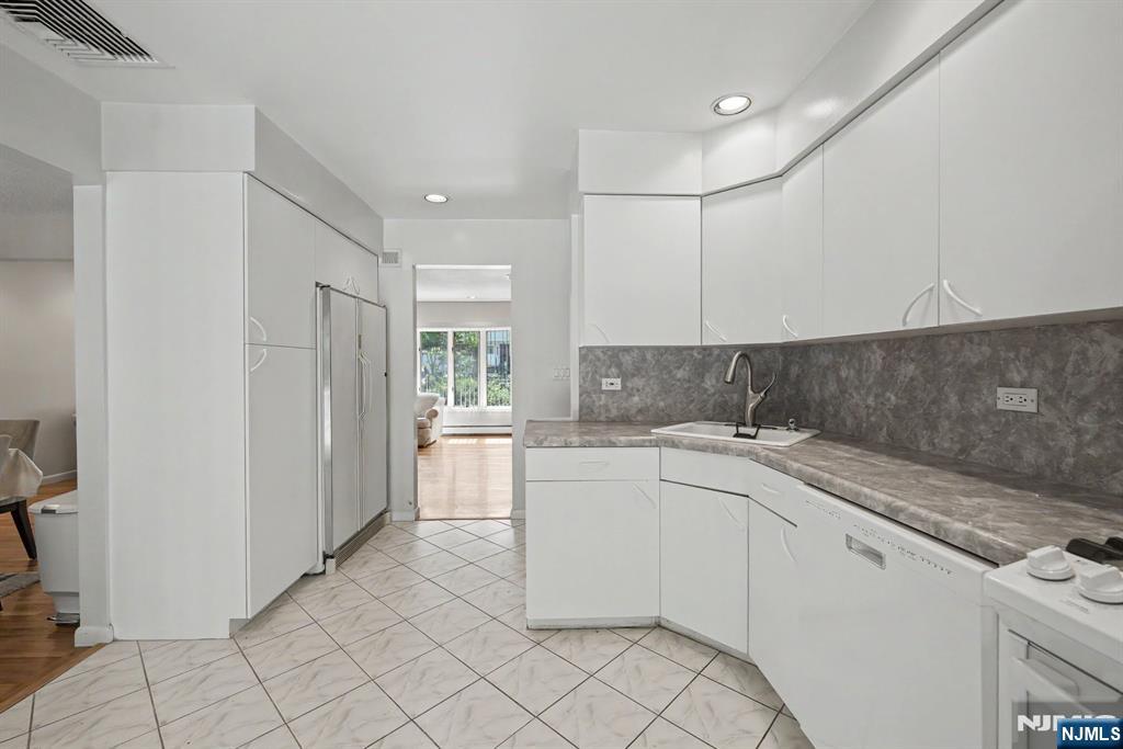 151 Broadview Terrace Paramus, NJ 07652 - Photo 7 of 17