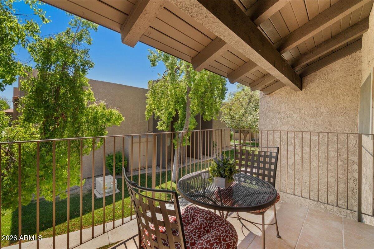 5525 East Thomas Road, Unit O12 Phoenix, AZ 85018 - Photo 14 of 27 a view of a chair and table in the patio