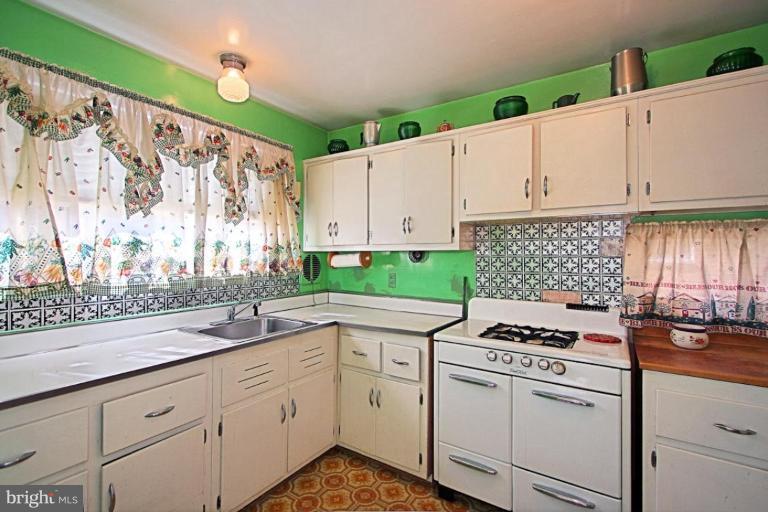 707 Decatur Place Northeast Washington, DC 20017 - Photo 2 of 6 Kitchen