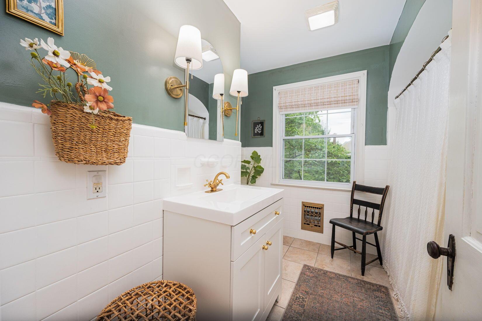 922 South Remington Road Columbus, OH 43209 - Photo 29 of 56 2nd Level Full Bathroom