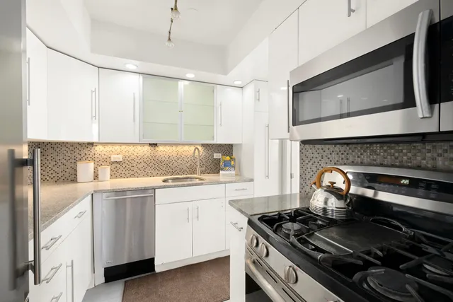 $1,250,000 | 137 East 36th Street, Unit 16B | Murray Hill