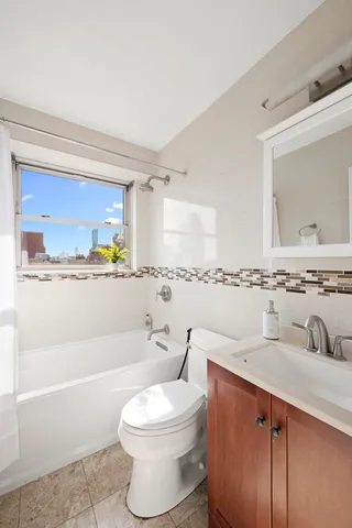 $1,250,000 | 137 East 36th Street, Unit 16B | Murray Hill