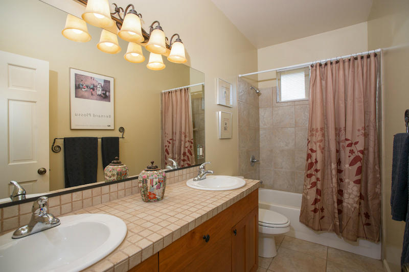 3800 East Sycamore Lane Rimrock, AZ 86335 - Photo 19 of 40 Hallway Bath with Double Vanity