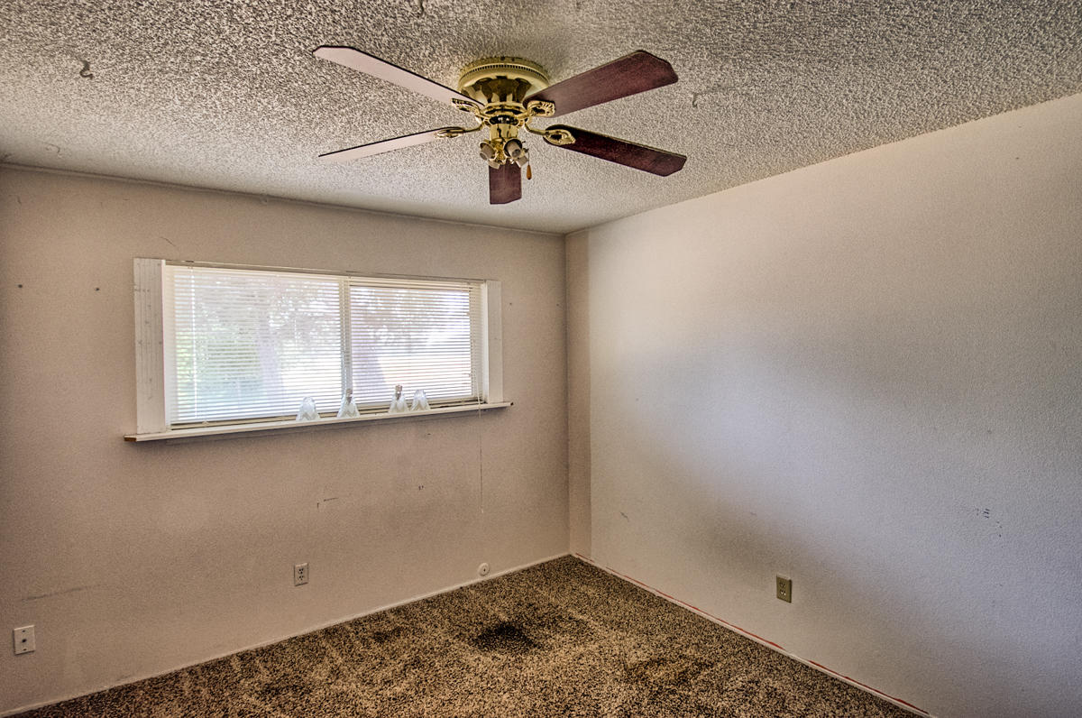 20458 Womack Road Red Bluff, CA 96080 - Photo 12 of 20 en empty room with window and ceiling fan
