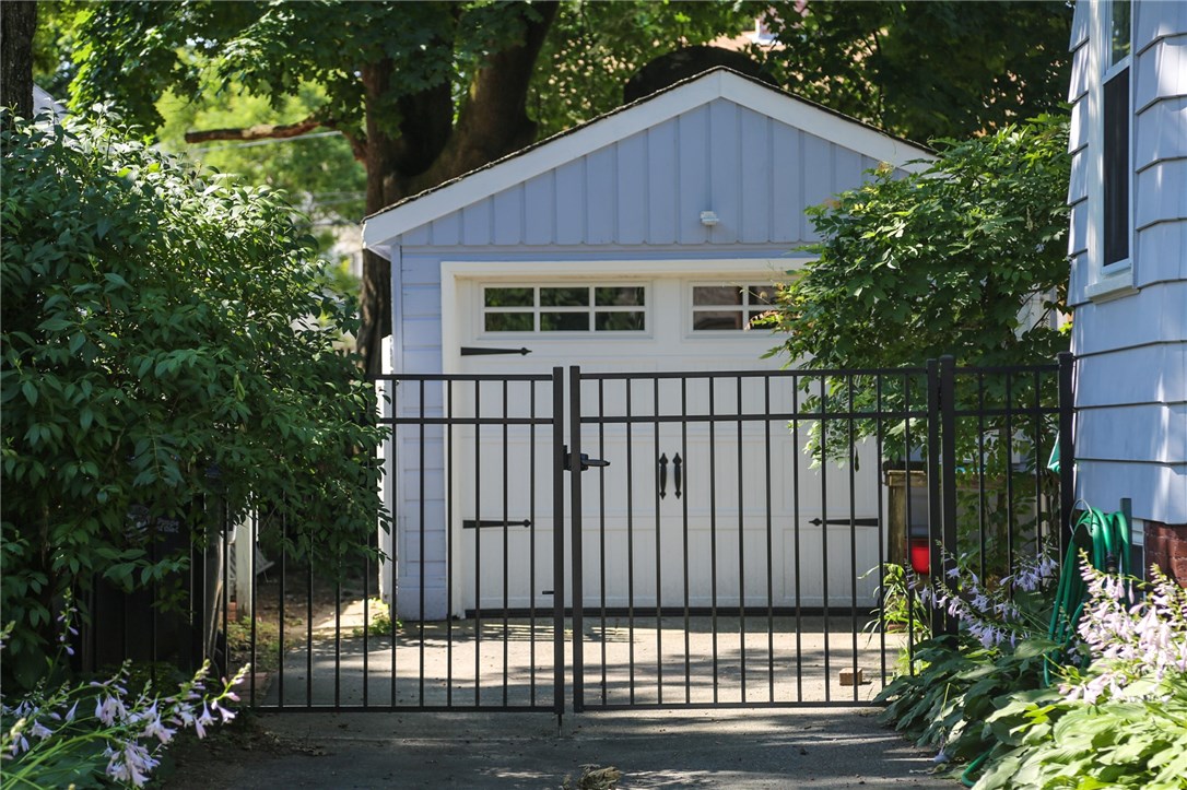 98 Rutherglen Avenue Providence, RI 02907 - Photo 5 of 40 Gallery Image 5