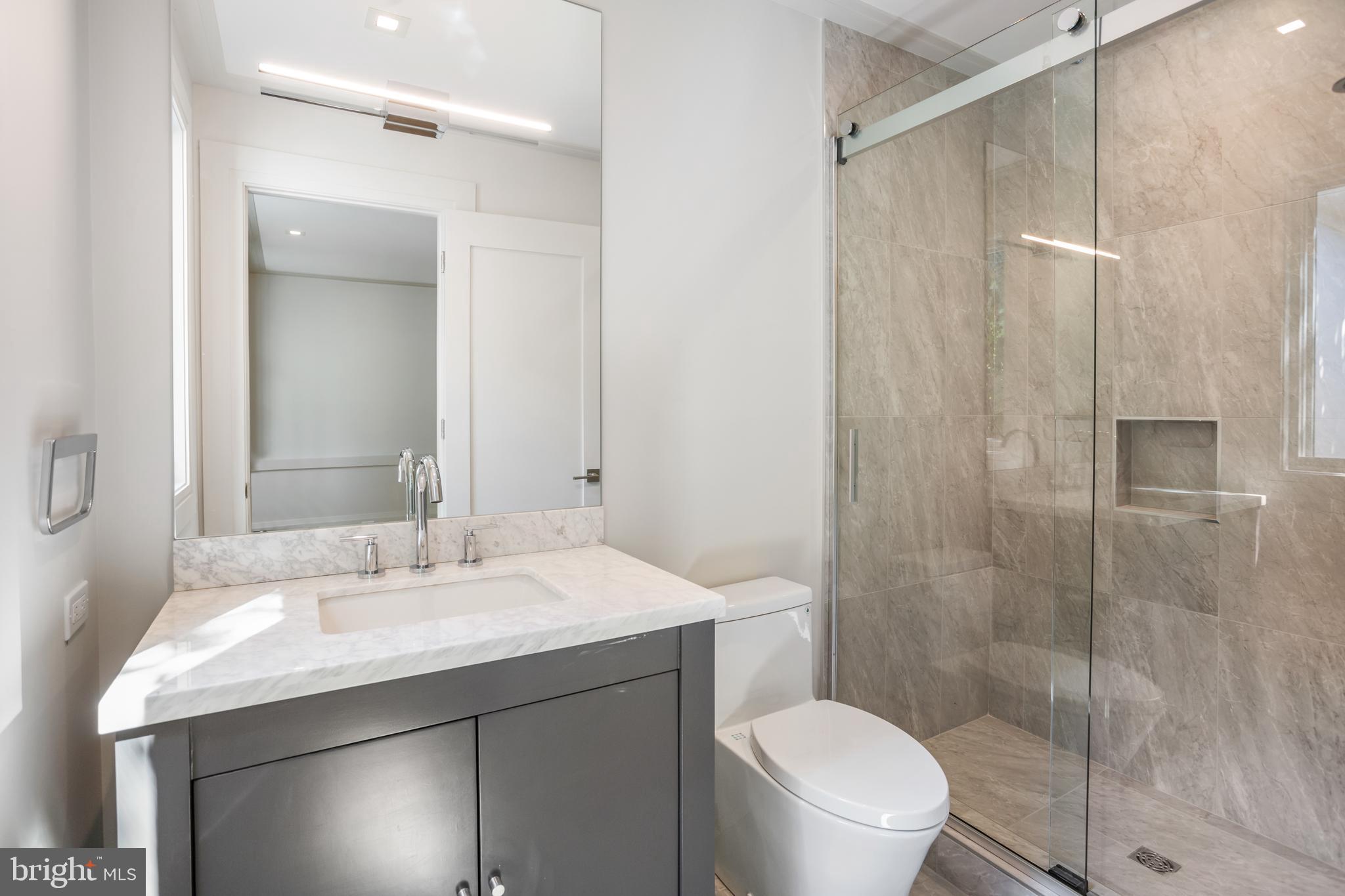 2700 Foxhall Road Northwest Washington, DC 20007 - Photo 18 of 24 Full Bathroom