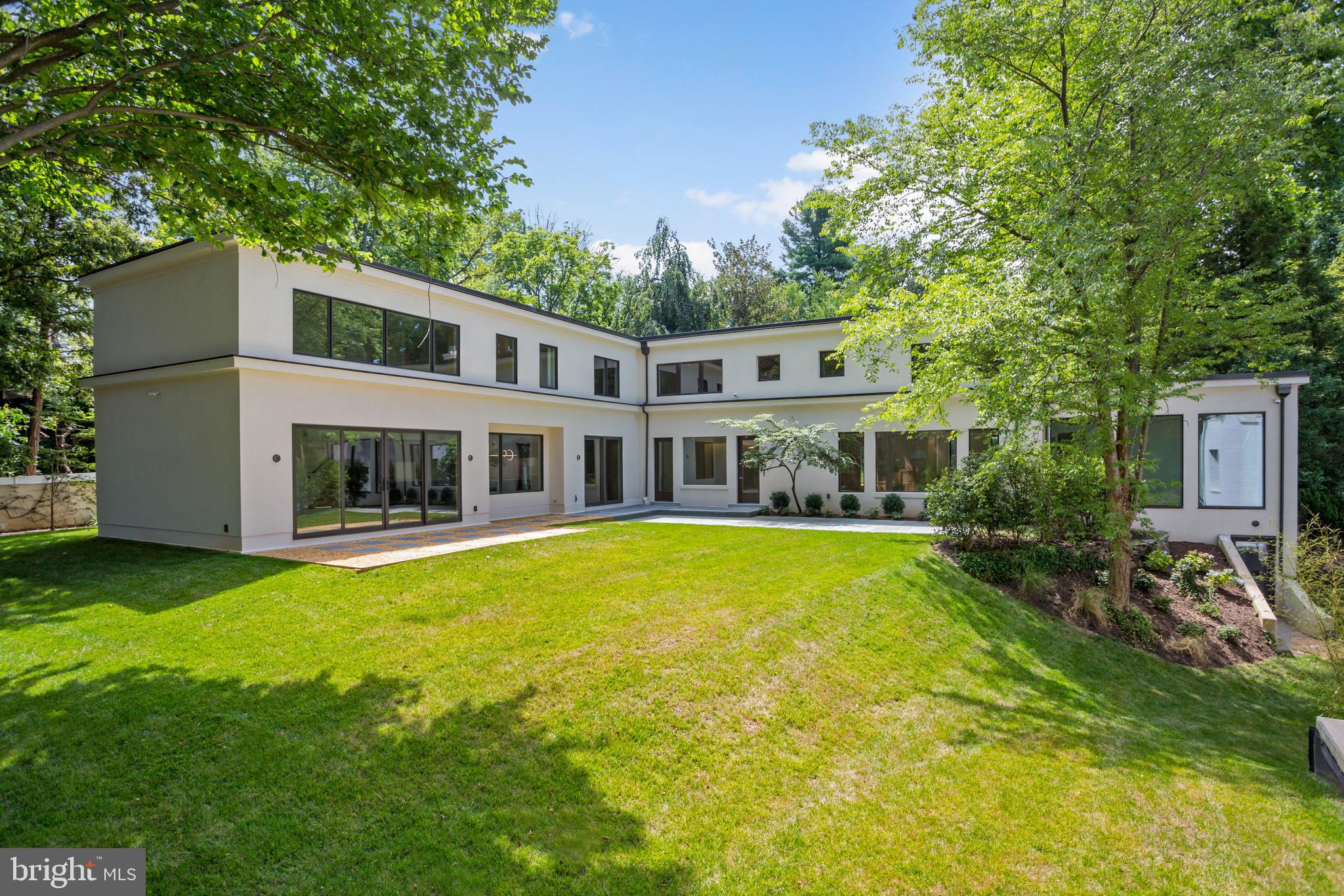 2700 Foxhall Road Northwest Washington, DC 20007 - Photo 20 of 24 Rear Exterior and Yard