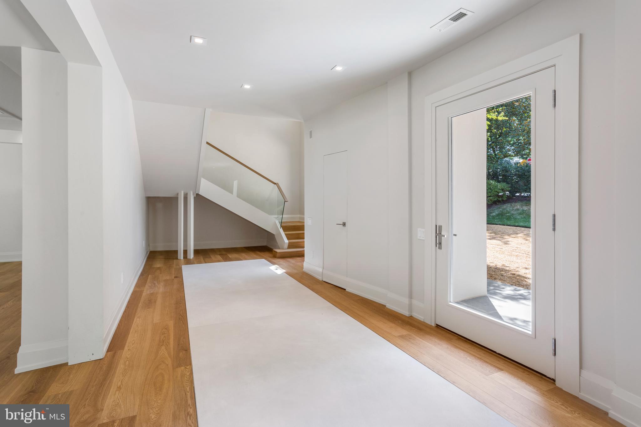 2700 Foxhall Road Northwest Washington, DC 20007 - Photo 3 of 24 Gracious Entry