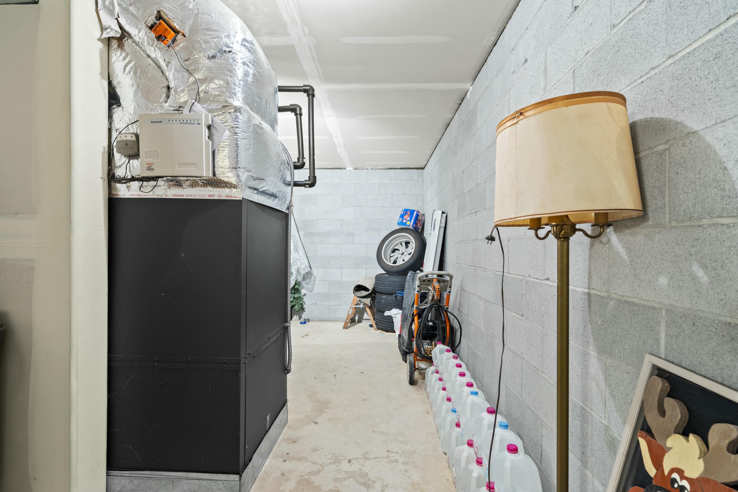 466 Three Pines Road Grants Pass, OR 97526 - Photo 28 of 41 Storage/Geo-Thermal System