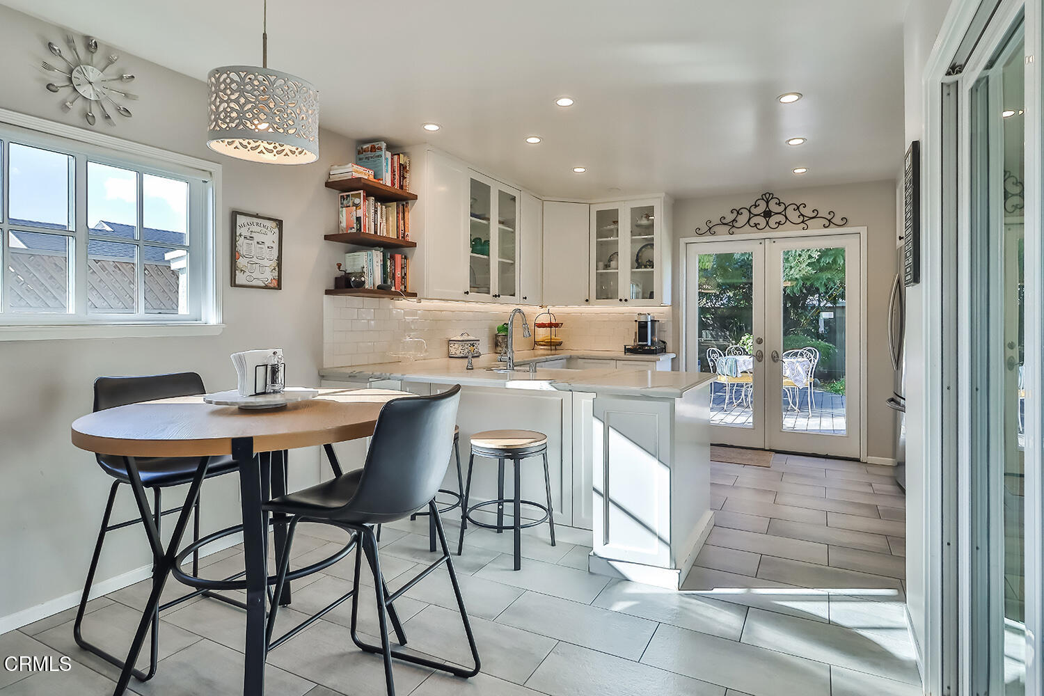 2671 Beacon Avenue Ventura, CA 93003 - Photo 15 of 37 BE11cKitchen and Dining2