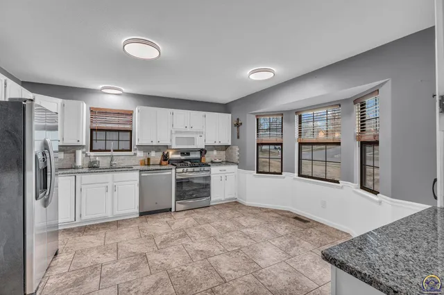 $299,900 | 3764 Southwest Deer Trail Drive, Topeka, KS 66610